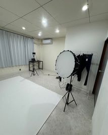 【白ホリ】【安価】初心者でも安心‼︎ /カメラ１つで本格的なスチール撮影/古着屋の２階にある小さなフォトスタジオ - 宝ハイツ