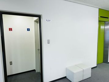 トイレはエレベーター降りて右手（受付側入り口正面）にあります。 - S ＊PLACE 名古屋駅前 大会議室のその他の写真