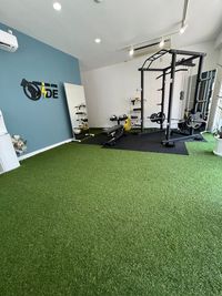 パワーラック、ダンベル、各備品用意してます。 - personal gym OIDE 広く開放感のあるレンタルジムの室内の写真