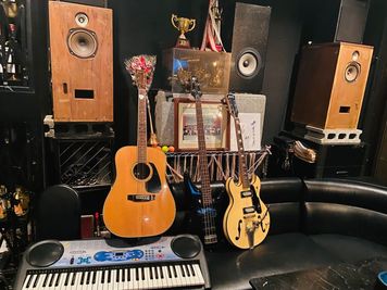 無料貸し出し（ギター、ベース、キーボード、アンプ） - 祇園BUNBUN HOUSE の設備の写真