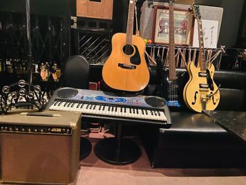 無料貸し出し（ギター、ベース、キーボード、アンプ） - 祇園BUNBUN HOUSE の設備の写真