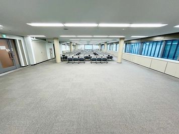 【会議室後方には広く空いているスペースがございますので荷物置き場にオススメです】 - TIME SHARING 銀座三丁目ビルディング 5Fの室内の写真
