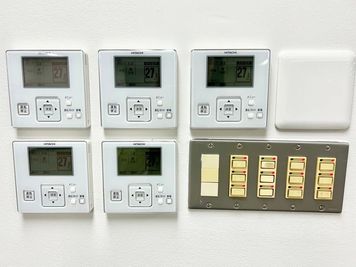 【室内に専用エアコンがあるので温度設定を自由に変更可能です。リモコンは入口入ってすぐ右の壁にございます】 - TIME SHARING 銀座三丁目ビルディング 5Fの設備の写真