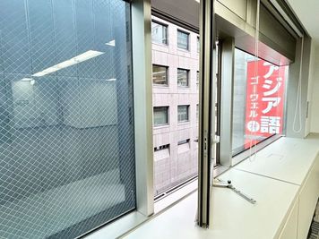 【窓を開けて換気可能です】 - TIME SHARING 銀座三丁目ビルディング 5Fの室内の写真