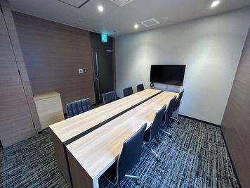 【テーブルの真ん中にもコンセントがあるのでPCの充電をしならが利用ができます】 - EDGE名駅 Meeting Room 2の室内の写真