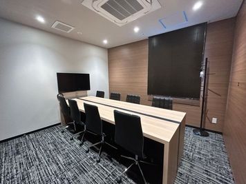 【モニター使用時はブラインドを下して利用することも可能です】 - EDGE名駅 Meeting Room 2の室内の写真