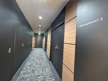 【左手に進むとMeeting Roomがございます】 - EDGE名駅 Meeting Room 2の入口の写真