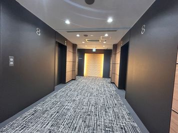 【8階エレベーターホール】 - EDGE名駅 Meeting Room 2の入口の写真