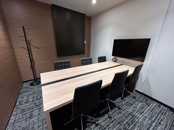 【モニター使用時はブラインドを下して利用することも可能です】 - EDGE名駅 Meeting Room 1の室内の写真