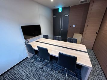 【テーブルの真ん中にもコンセントがあるのでPCの充電をしならが利用ができます】 - EDGE名駅 Meeting Room 1の室内の写真