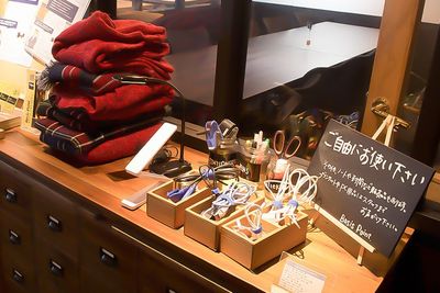 各種ケーブル、文房具、ブランケットは無料貸し出ししております。 - BasisPoint 新橋銀座口店 新橋銀座エリア4名用BOX席(半個室席)の設備の写真