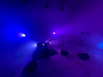 ドラム・ギターアンプ・ベースアンプ・モニター・スモーク・照明器具設置時の写真。 - 撮影スペース hidden place studio cave 撮影・音出し可能レンタルスペースの設備の写真