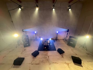 ドラム・ギターアンプ・ベースアンプ・モニター・照明器具設置時の写真。 - 撮影スペース hidden place studio cave 撮影・音出し可能レンタルスペースの室内の写真