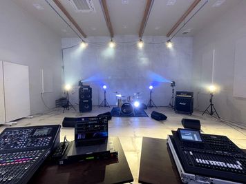 ドラム・ギターアンプ・ベースアンプ・モニター・PAミキサー・
照明器具（一部）設置時の写真。 - 撮影スペース hidden place studio cave 撮影・音出し可能レンタルスペースの設備の写真