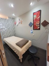 清潔感あふれる空間でゆっくり施術できます！※ベッド上のタオルは含ませません。 - minoriba_京都河原町六角通店 レンタルサロン　スペース1の室内の写真