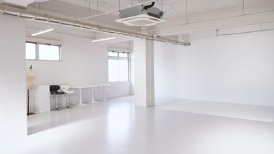 縦、横に広い高さ3m超の白ホリスタジオ。
スチール、ムービー、縦長動画でも使いやすく設計しております。 - W tsurumi studioの室内の写真
