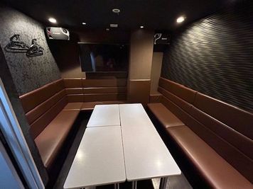 カラオケ ビッグエコー京阪守口駅前店 《定員人数～10名用》カラオケルーム【サイズL】の室内の写真