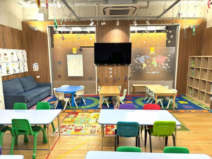 【ラウンジルーム】パーティースペース(~30名) - ウィズダムアカデミーPRIME杉並阿佐ヶ谷校