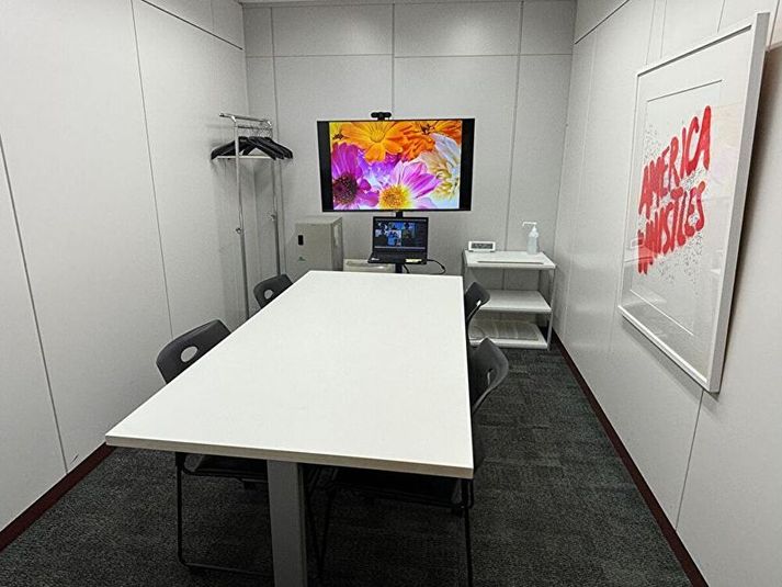 R3C貸会議室(NMF新宿南口ビル) ミーティングルームの室内の写真