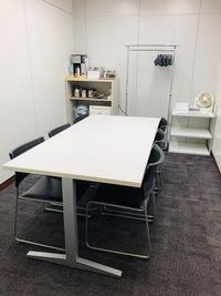 【R3C貸会議室】野村不動産新宿南口ビル（旧NMF新宿南口ビル） ミーティングルームの室内の写真