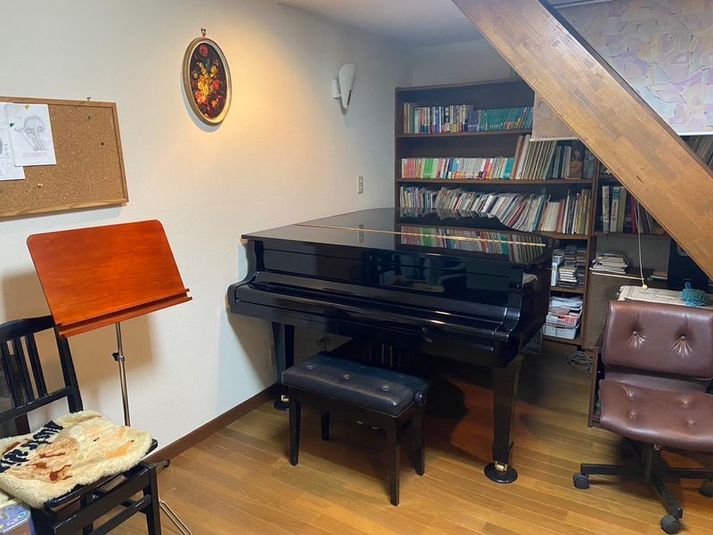ヤマハグランドピアノ、演奏者用伴奏者用椅子、譜面台あり - 百合ヶ丘レンタルピアノスタジオ グランドピアノ付レンタル音楽スタジオの室内の写真