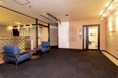 BIZcomfort　静岡 8名用　会議室の入口の写真
