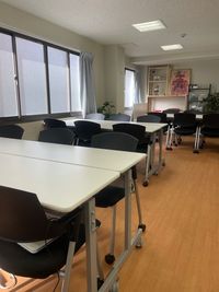 テーブルは必要に応じて並べ替えていただいても構いません。でも元の状態に戻してくださいね。 - 貸会議室　エスプリⅡ イベントスペース・エスプリⅡの室内の写真