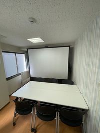 プロジェクターを使用する際はこのスクリーンをお使いいただけます。 - 貸会議室　エスプリⅡ イベントスペース・エスプリⅡの室内の写真