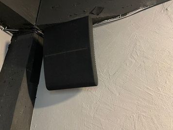 壁掛けスピーカー×2台（別箇所にアンプ有り）
I phone用ライトニングケーブル、type Cケーブル、イヤフォンジャックのご用意がございます。 - DANCE SPACE 365 八王子店 🎉✨2周年記念✨DANCE SPACE 365【八王子】の設備の写真