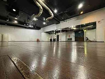 当会場の床は、あらゆるスタイルのダンサーさんから定評頂いております。 - DLスタジオ代々木 ダンススタジオ　の室内の写真