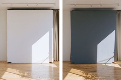 2M×2.35Mの可動式の壁になります。表が白、裏がグレーになります。スタジオにたっぷりと入る自然光を自由に活用して頂けます！ - atelier obscura atelier obscura　の室内の写真