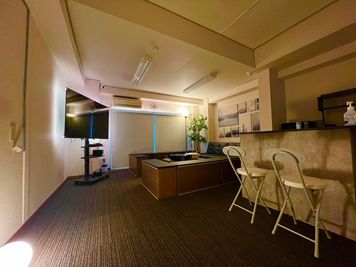 間接照明で、バーのような落ち着いた雰囲気でもご利用いただけます💡（間接照明は、「アレクサ、照明つけて」で点灯します✨ - FUN SPACE 新宿ウエスト 【駅徒歩6分】FUN SPACE 新宿ウエストの室内の写真