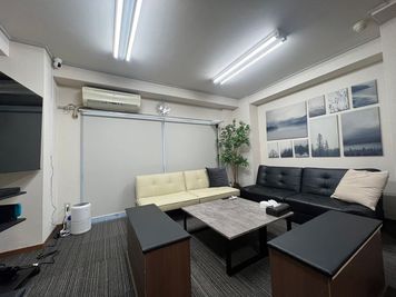 65インチの大画面テレビ📺とくつろげるソファベッドを2台完備しており、少人数から大人数まで快適にご利用いただけます✨ - FUN SPACE 新宿ウエスト 【駅徒歩6分】FUN SPACE 新宿ウエストの室内の写真