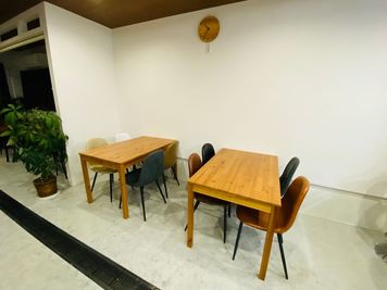 キッチン側の4人掛けテーブル × 2です。 - レンタルキッチン「ツリーハウス」 レンタルキッチン＆パーティスペース　ツリーハウスの室内の写真
