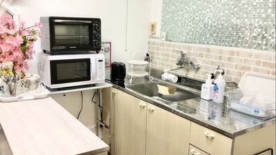 流し廻です。
・冷蔵庫
・電子レンジ
・ケトル
※オーブントースターはオプションです
 - レンタルスペース【RoomAoyama】 店舗1F貸しスペースの室内の写真