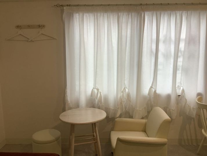 店内の様子（ソファとテーブル・丸椅子） - レンタルサロンREI 施術ベット・ソファ付レンタルサロンの室内の写真