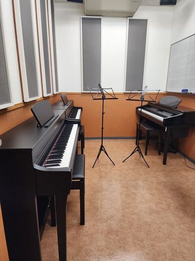 管楽器や弦楽器の練習にお使いいただけます。 - ヤマハミュージックリテイリング浜松店　入野センター 管楽器・弦楽器練習部屋　M2教室の室内の写真