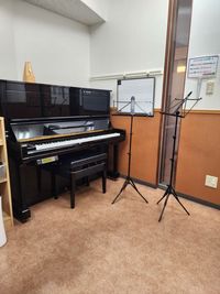 アップライトピアノもご利用いただけます。 - ヤマハミュージックリテイリング浜松店　入野センター 管楽器・弦楽器練習部屋　M2教室の室内の写真