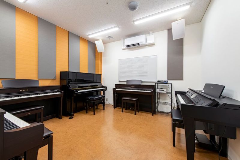 Clavinova４台とアップライトピアノ１台が常設のお部屋です♪ - 浜松プレ葉ウォークセンター 6番教室の室内の写真