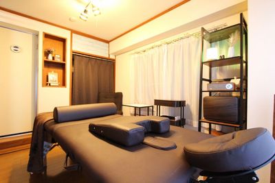 施術ベッドは移動可能 - RENTALSALON ACTS吉祥寺 ✨吉祥寺駅1分の上質空間レンタルサロン✨の室内の写真