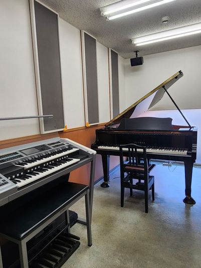 グランドピアノとエレクトーンのお部屋です。 - ヤマハミュージックリテイリング浜松店　入野センター グランドピアノとエレクトーン部屋　S4教室の室内の写真