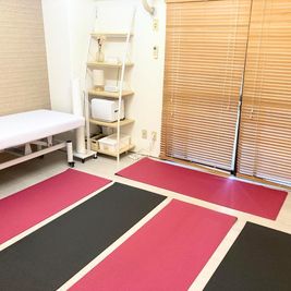 【ヨガマット×5】
小規模のヨガ・ベビーマッサージ教室などでもご利用いただけます。

カラー：ピンク×3、ブラック×2
サイズ：173cm×61cm×7mm - レンタルサロンエアリ 《大阪・江坂》レンタルサロンエアリの設備の写真