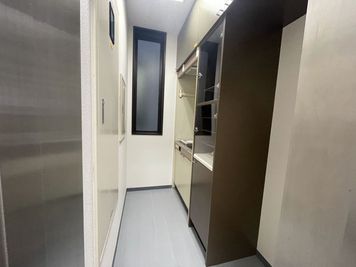 キッチンスペース　冷蔵庫電子レンジあり - BasisPoint Lab. 新橋赤レンガ通り店 セミナールーム/大会議室の室内の写真
