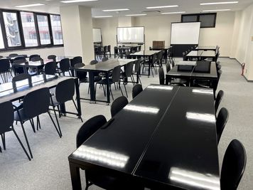 島型 72人 ベランダ喫煙可 - BasisPoint Lab. 新橋赤レンガ通り店 セミナールーム/大会議室の室内の写真
