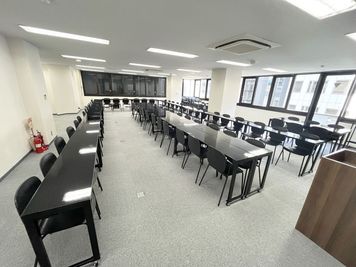 コの字型 - BasisPoint Lab.新橋赤レンガ通り店 セミナールーム/大会議室の室内の写真