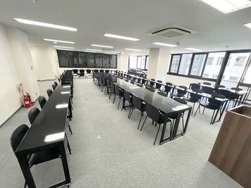 コの字型 - BasisPoint Lab. 新橋赤レンガ通り店 セミナールーム/大会議室の室内の写真