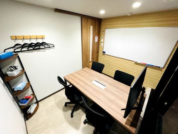 【30分660円！御徒町駅から徒歩1分】モニター・フリードリンク付き4名会議室（Room A）※予約時間前は入室不可 - いいオフィス御徒町