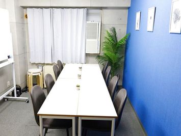 青とモルタル調を基調とした落ち着いたお部屋です。様々なレイアウト変更が可能です。 - 🌊【ライステラス🌴新宿】 24時間🌊NEW !【ライステラス🌴新宿】の室内の写真
