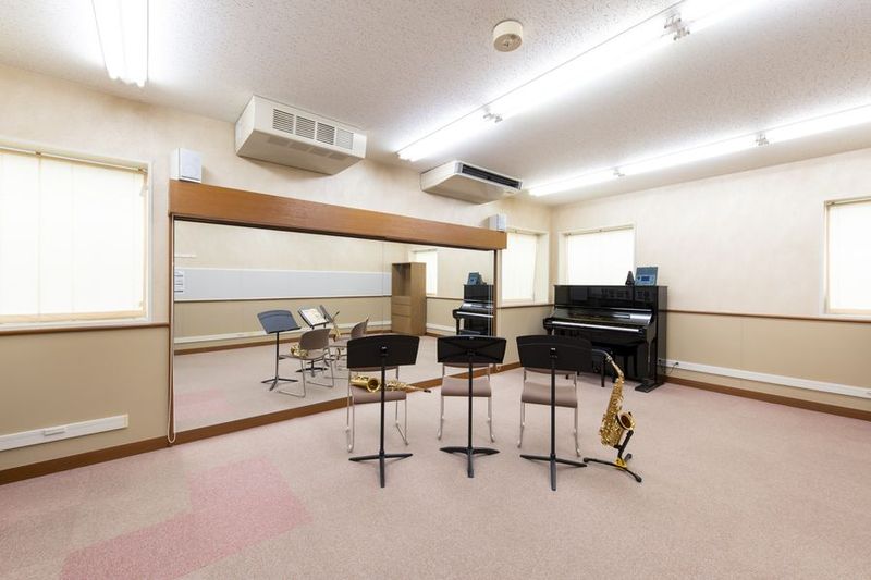 広々とした絨毯のお部屋です。 - ヤマハミュージックリテイリング浜松店　名塚センター 管楽器・弦楽器の練習におすすめ♪　F2教室の室内の写真