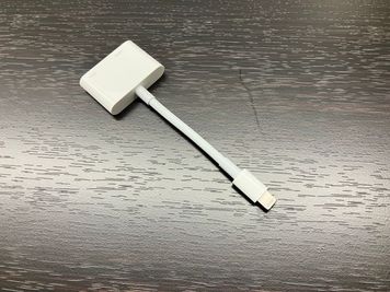 Lightning&Type-CとHDMIケーブルの変換アダプターでスマホも出力できます！ - relark大宮　貸会議室 No.305中会議室の設備の写真
